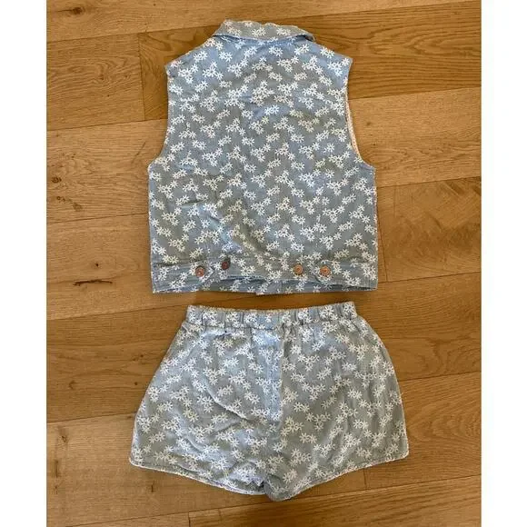 Dolce Vita - Embroidered Daisy Sleevelest Vest Top & Shorts Set in Blue & White